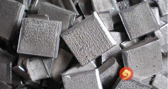 5月期鎳連續(xù)第三個(gè)月下跌，周四觸及去年6月來(lái)最低水準(zhǔn)每噸8,810美元，今年迄今下跌12%，是跌幅最大的主要基本金屬。